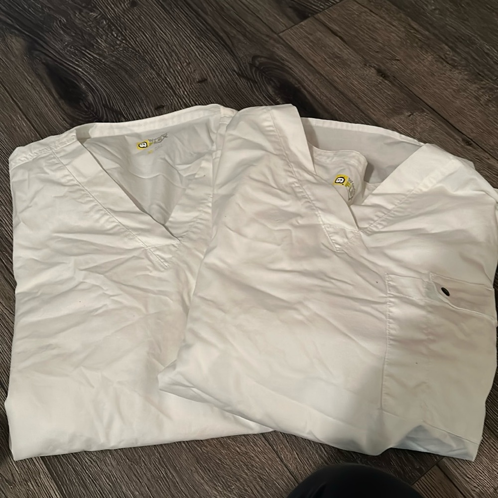 White wonder flex men’s scrub tops xl